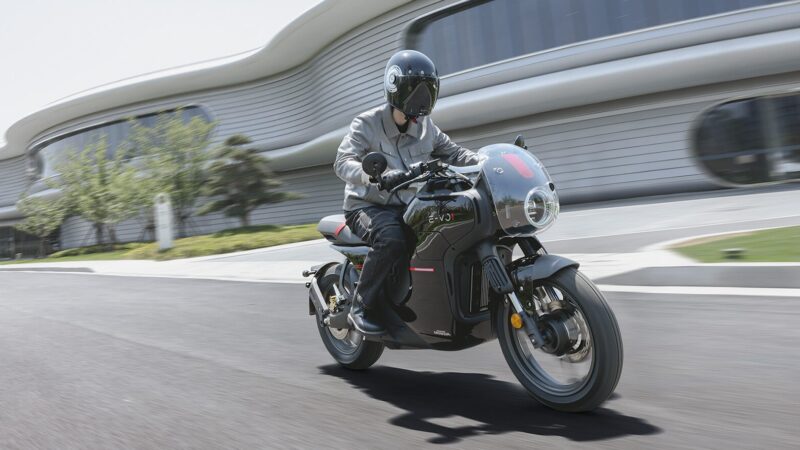 Honda lança sua primeira moto elétrica na China, que pode chegar a 120 km/h