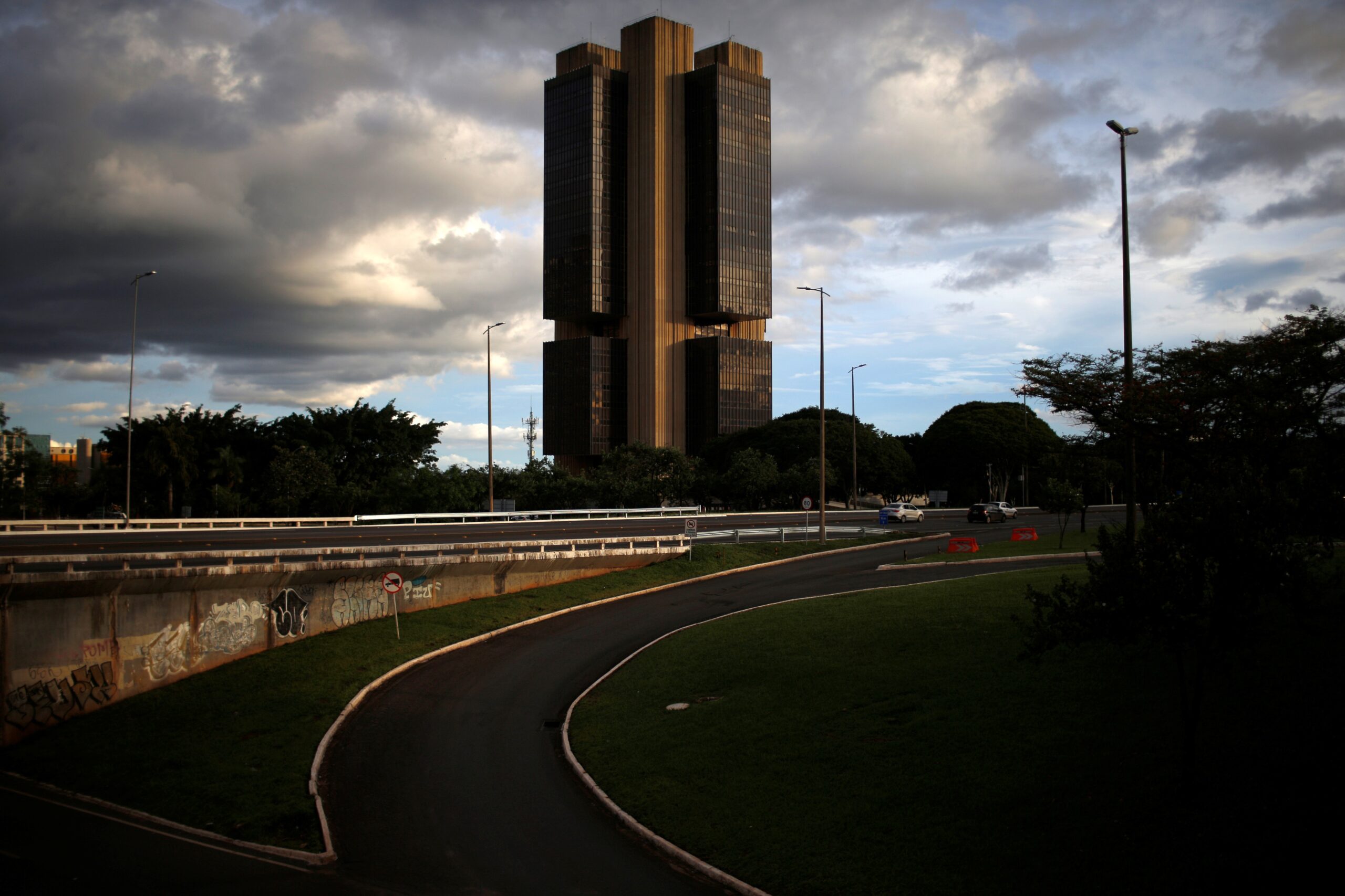 Atividade econômica, gastos em alta, guerra tarifária e tensões no Oriente Médio: veja por que o BC subiu juro e impacto nas aplicações