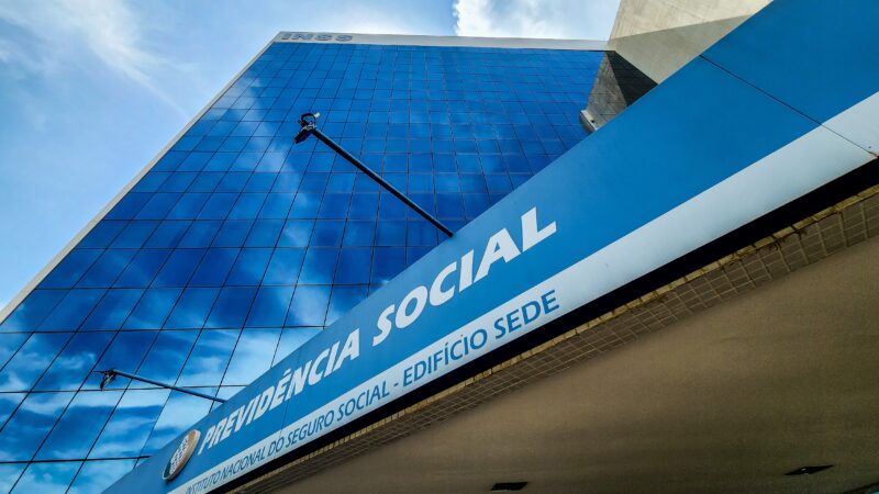 É #FAKE anúncio que manipula vídeo do g1 e exige PIX para devolver dinheiro de vítimas de fraude no INSS