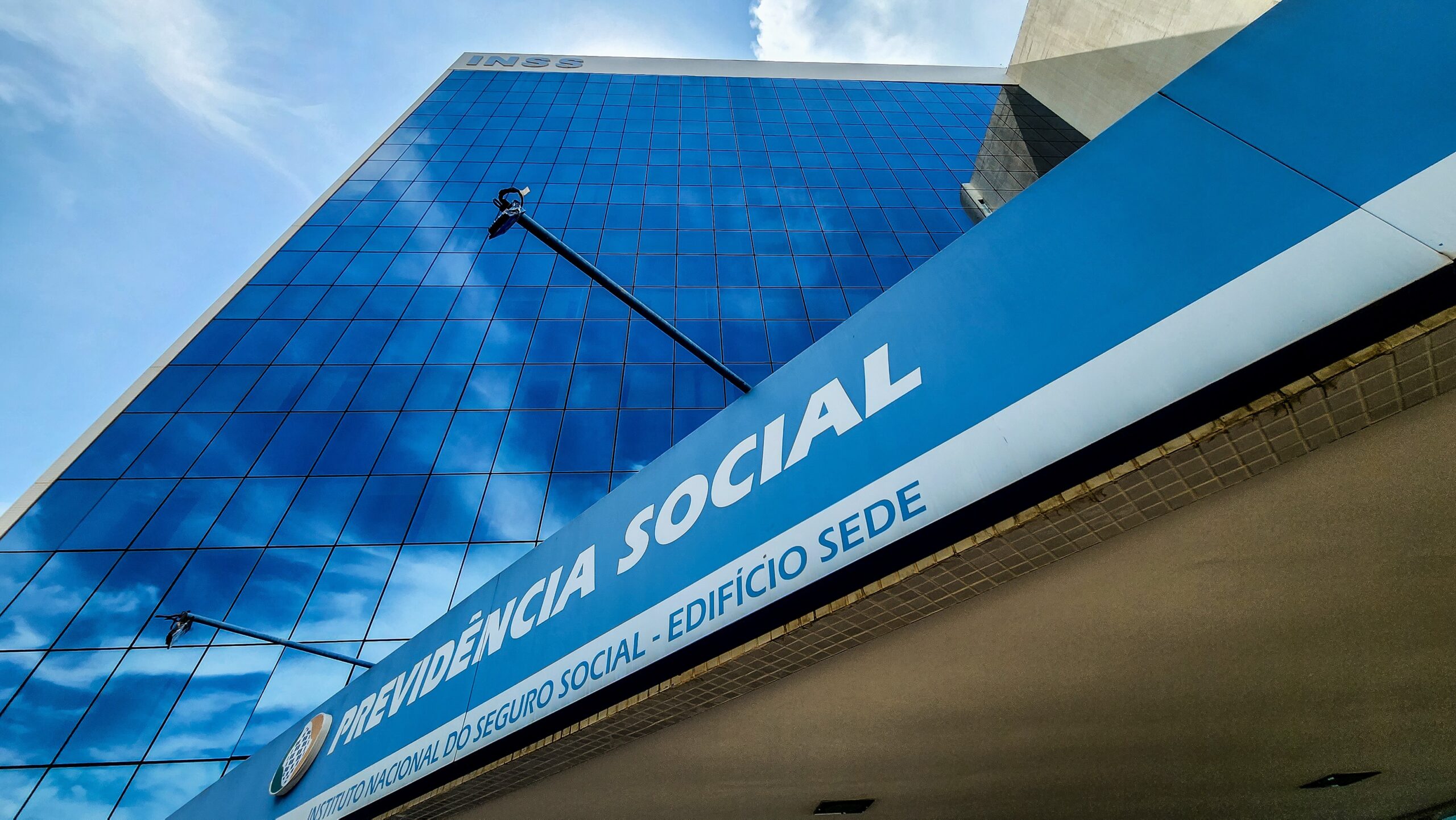 É #FAKE anúncio que manipula vídeo do g1 e exige PIX para devolver dinheiro de vítimas de fraude no INSS