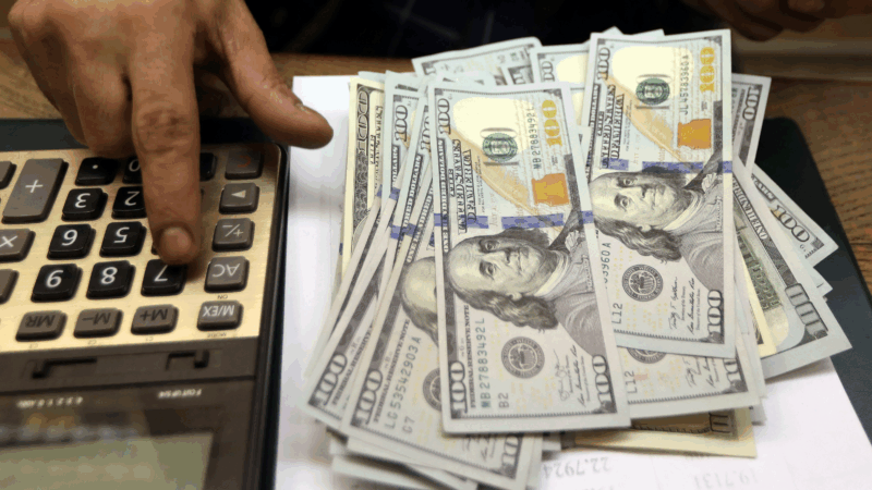 Dólar abre em queda, sob impacto de conflito Israel-Irã e com foco na ‘Superquarta’
