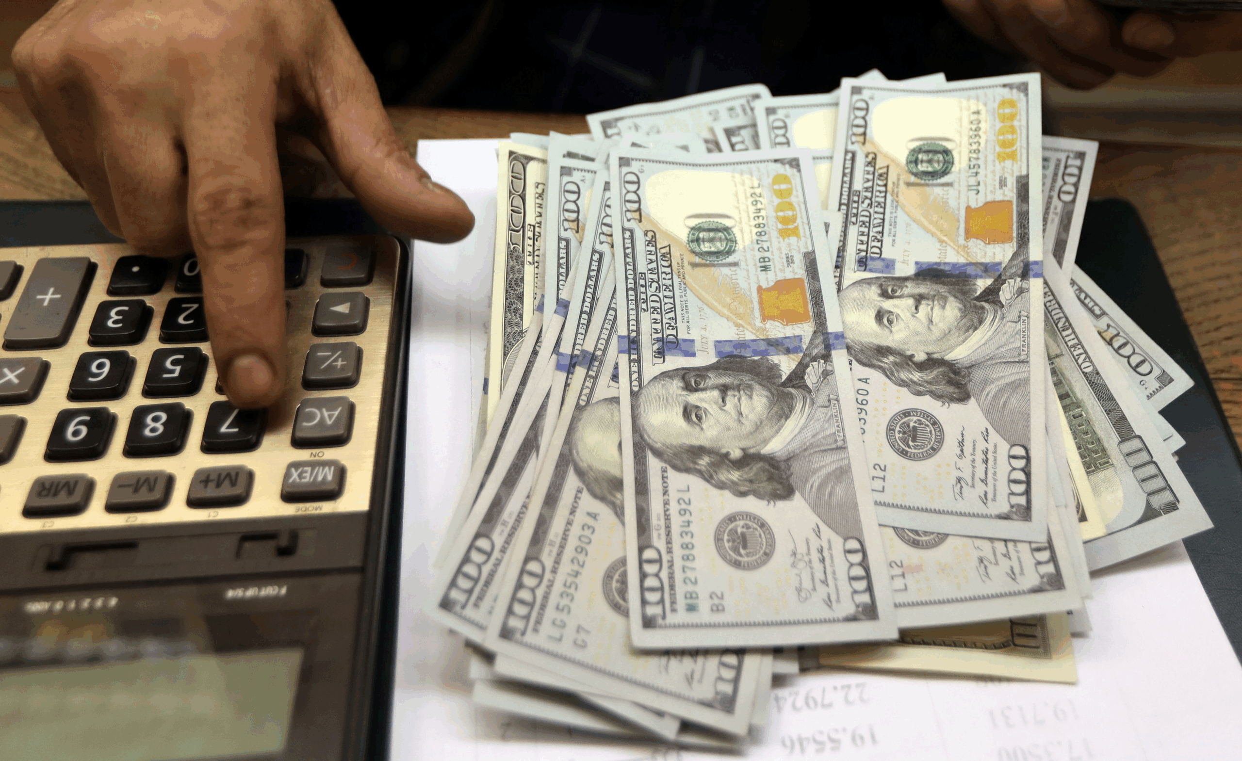 Dólar abre em queda, sob impacto de conflito Israel-Irã e com foco na ‘Superquarta’