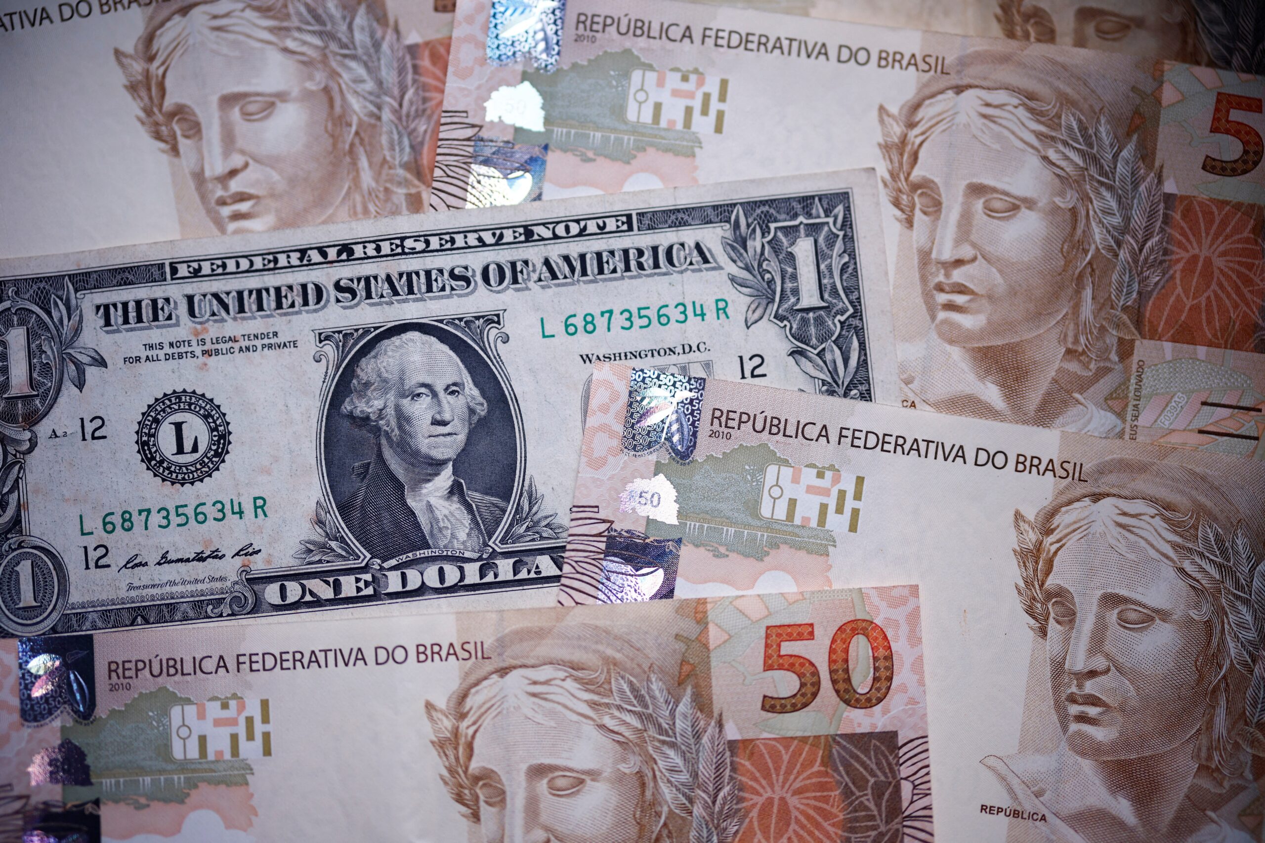 Dólar abre em baixa, repercutindo novo anúncio sobre IOF e à espera de reunião entre China e EUA