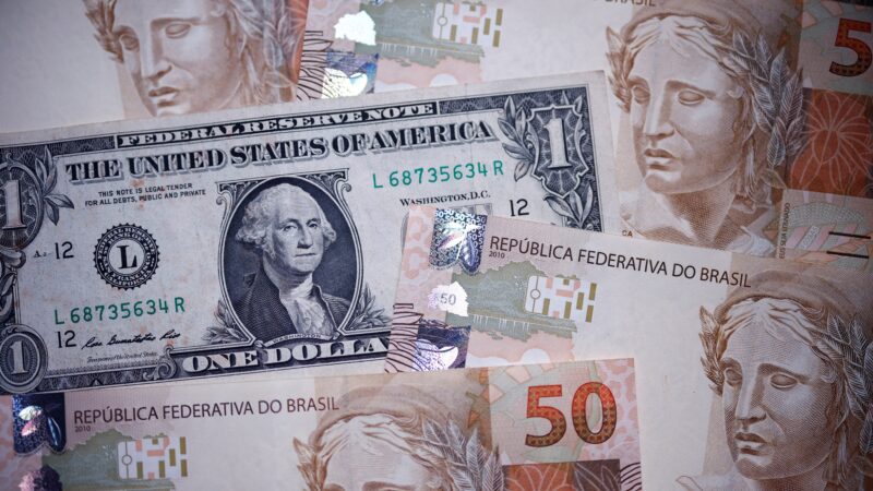 Dólar abre em alta nesta segunda-feira, com escalada do conflito no Oriente Médio após ataque dos EUA ao Irã