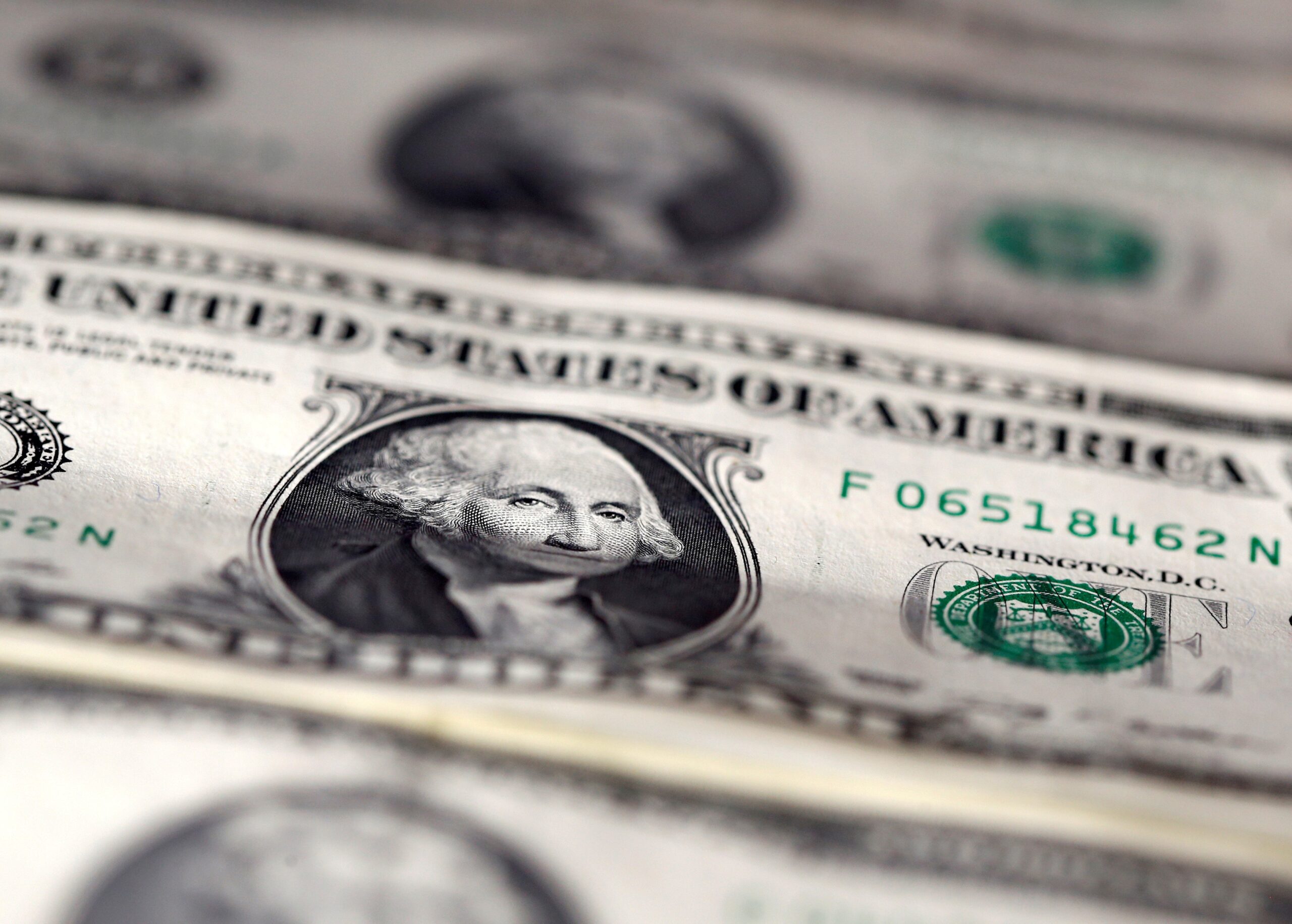 Dólar abre em alta, atento à derrubada do decreto do IOF e ao conflito Israel-Irã