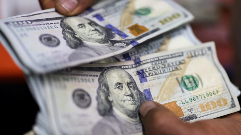 Dólar opera em alta e bate R$ 5,54, de olho em alívio das tensões no Oriente Médio