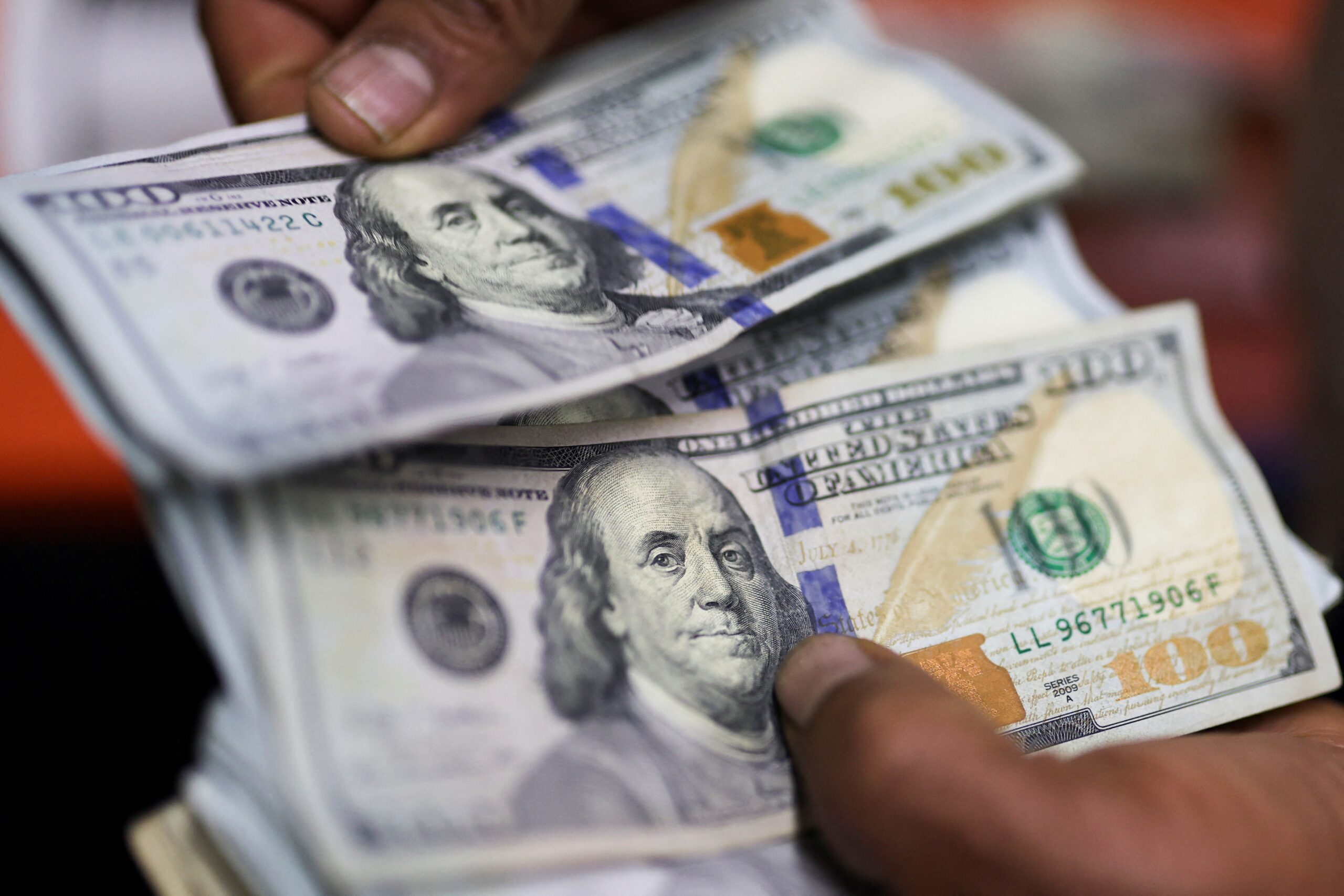 Dólar opera em alta e bate R$ 5,54, de olho em alívio das tensões no Oriente Médio