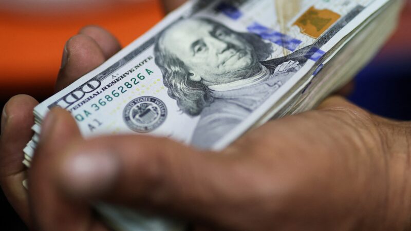 Dólar oscila, após embate entre Trump e Musk e à espera de dados de emprego nos EUA