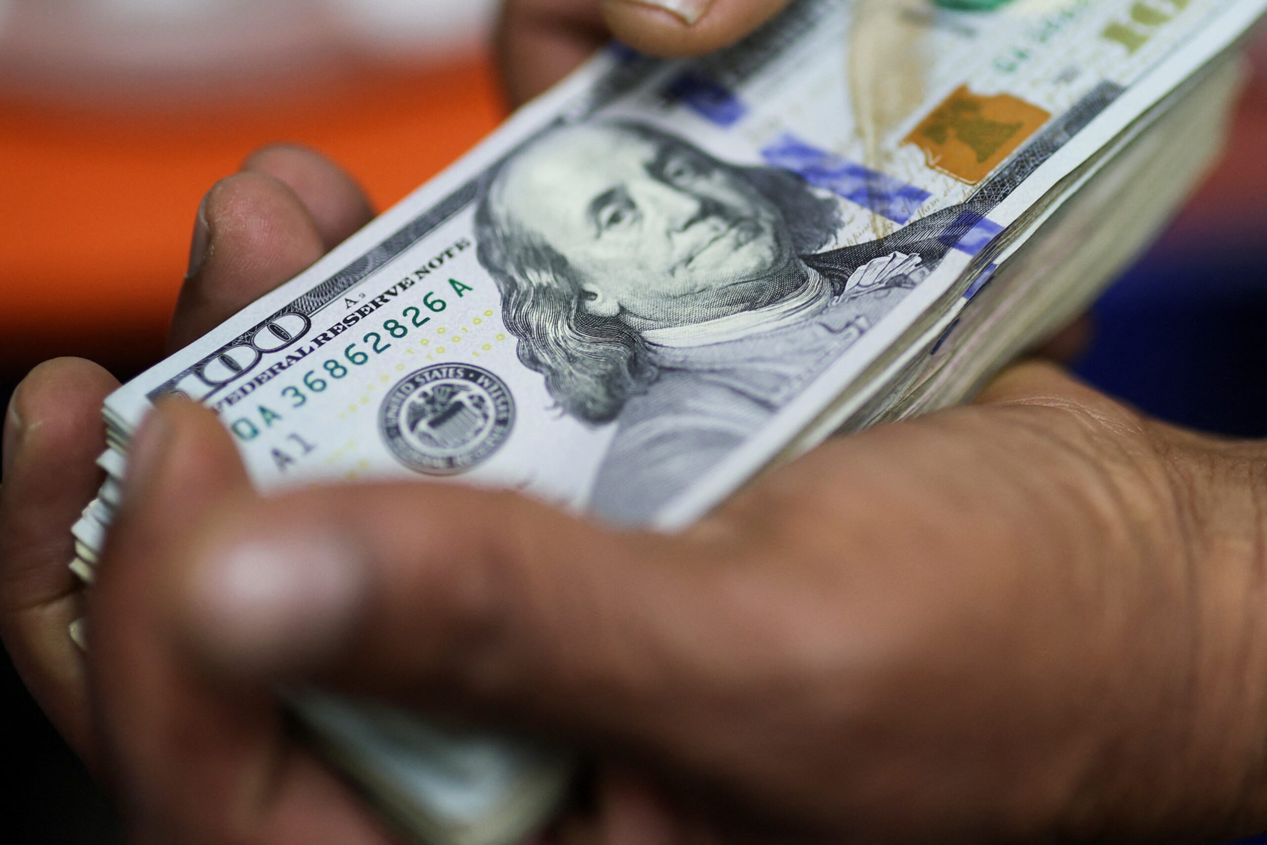 Dólar oscila, após embate entre Trump e Musk e à espera de dados de emprego nos EUA