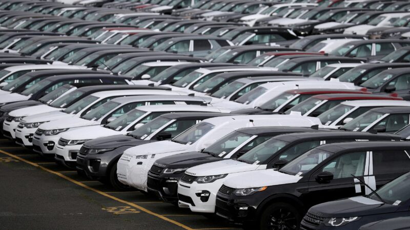 Trump diz que pode aumentar tarifas sobre automóveis em breve