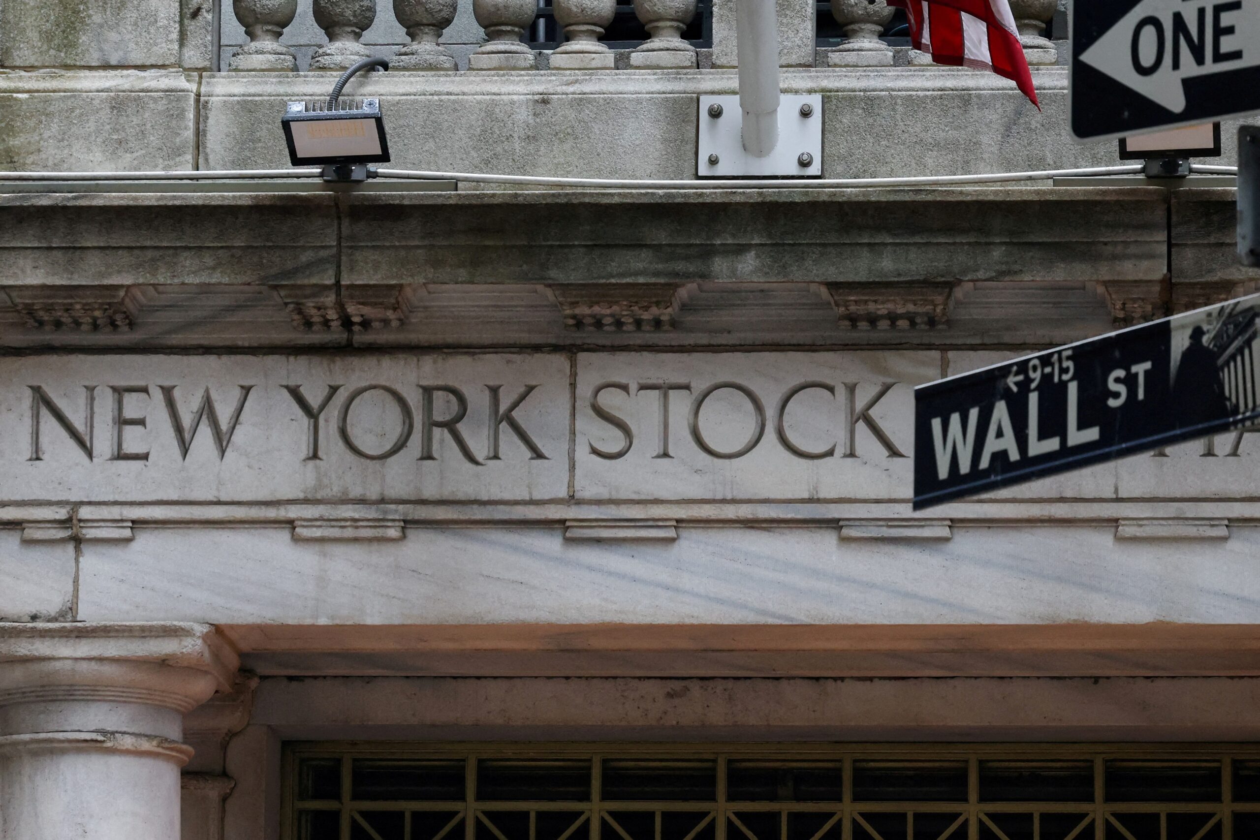 Bolsas de Nova York recuam no mercado futuro após Israel atacar o Irã; petroleiras disparam