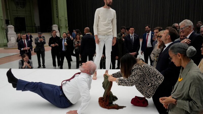 Lula tenta imitar movimento de acrobata ao lado de Macron em Paris; veja IMAGENS