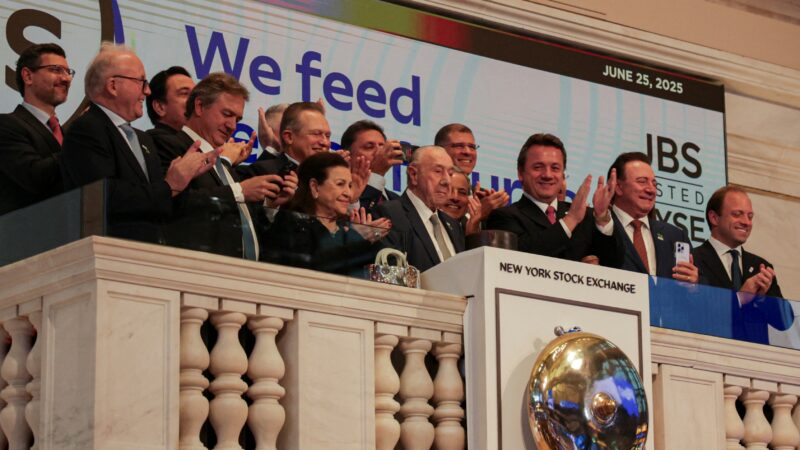Fundador da JBS toca sino da bolsa de Nova York, em cerimônia de listagem da empresa nos EUA