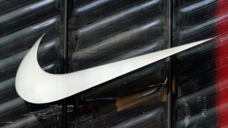 Ações da Nike disparam 17%, após empresa anunciar que vai reduzir produção na China para fugir do tarifaço de Trump
