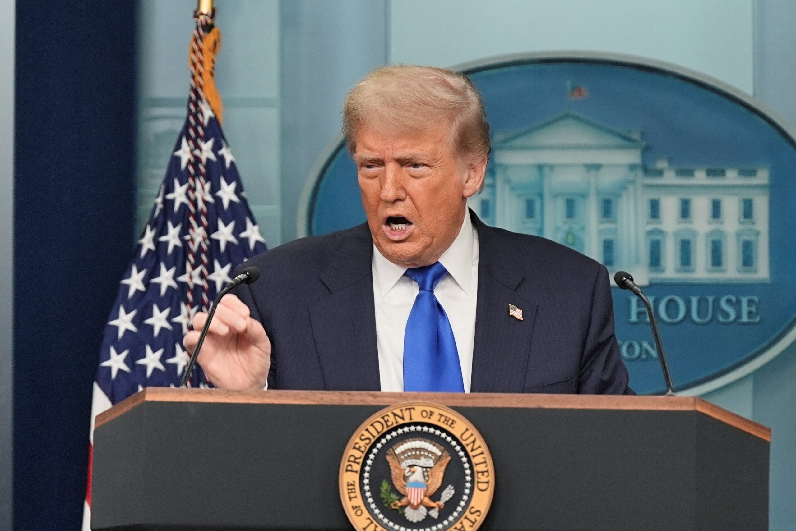 Trump anuncia fim de negociações com o Canadá e ameaça elevar tarifas contra o país
