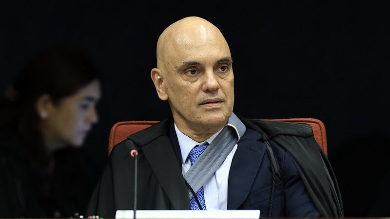 Moraes determina investigação de juiz que mandou soltar homem que quebrou relógio no 8 de janeiro