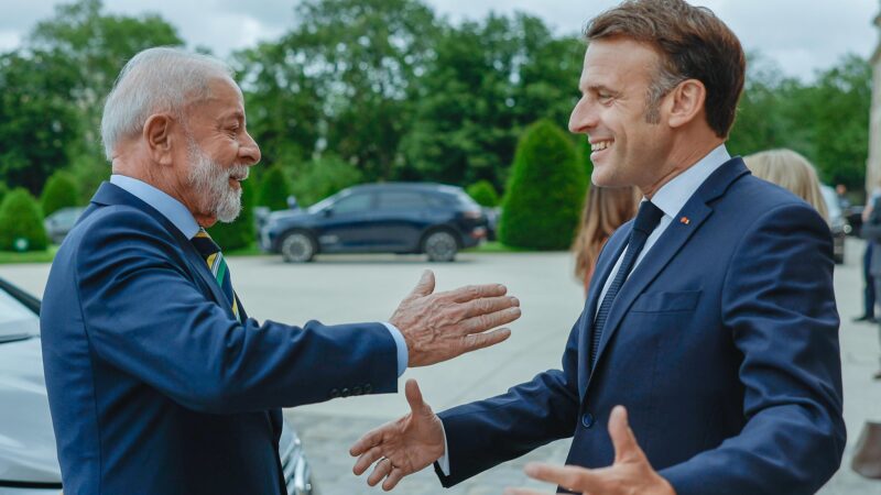 Mãos dadas com Macron, medalha de honra, apresentação da ministra Margareth: o primeiro dia de Lula em Paris