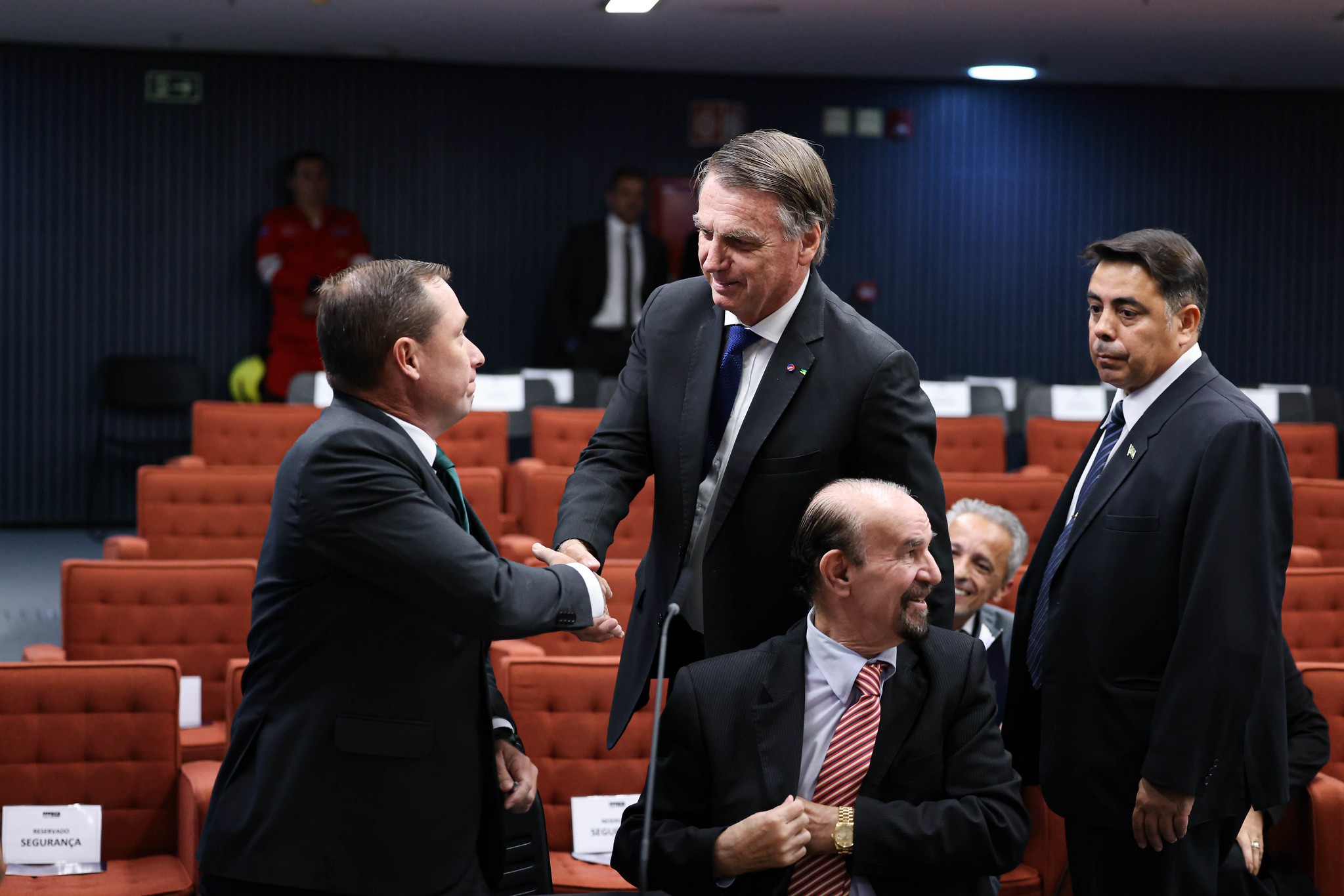 Bolsonaro e Cid apertam as mãos antes do julgamento do golpe no STF; veja