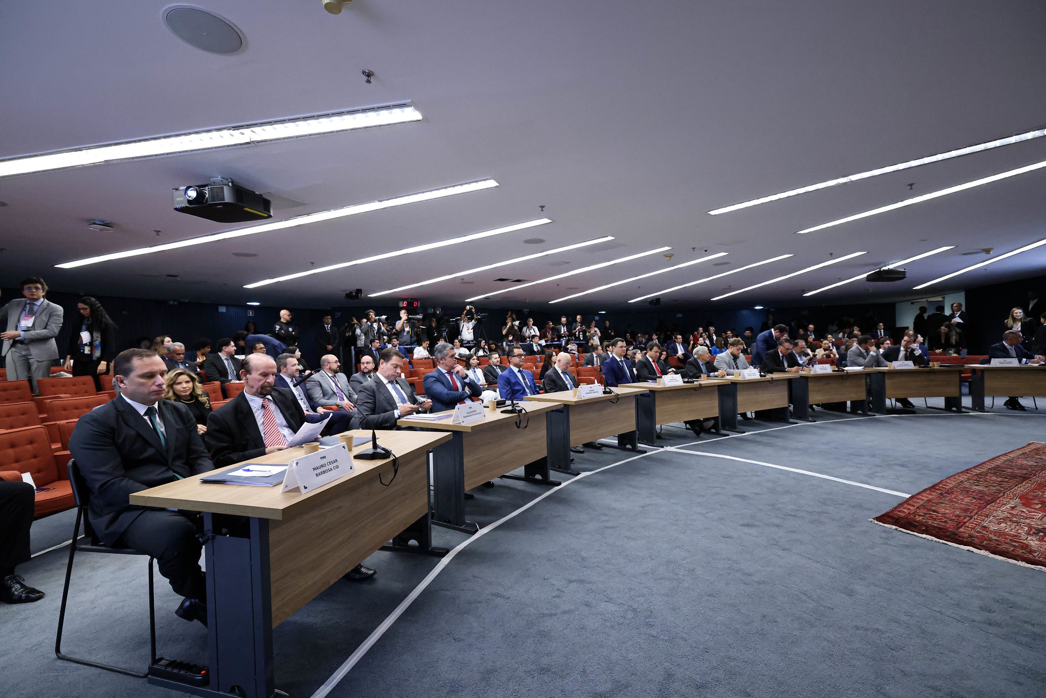 Continência e cumprimentos: clima de cordialidade marca reencontro dos réus da trama golpista; FOTOS