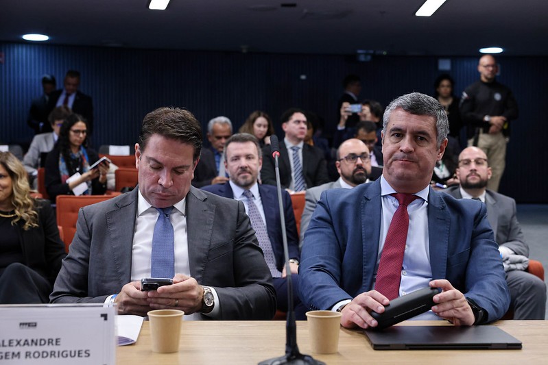 Após interrogar Cid, Moraes chama Ramagem para depoimento