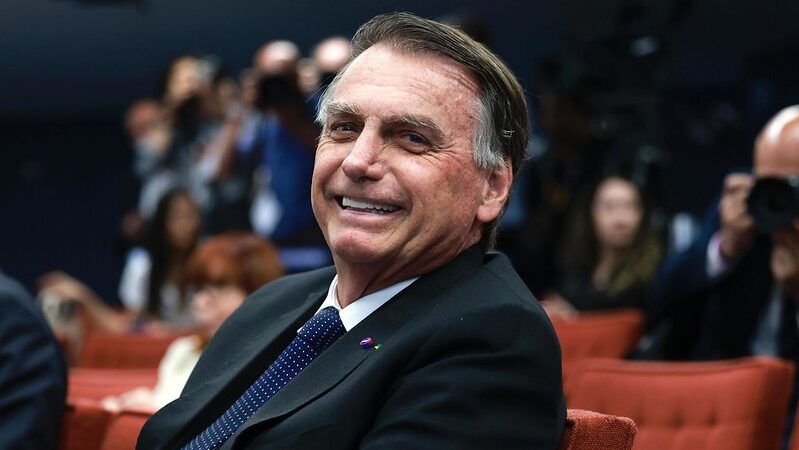 Bolsonaro aparece pacato, humilde e até pede desculpas no STF – bem diferente do estilo do ex-presidente