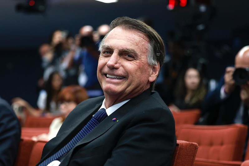 Bolsonaro aparece pacato, humilde e até pede desculpas no STF – bem diferente do estilo do ex-presidente