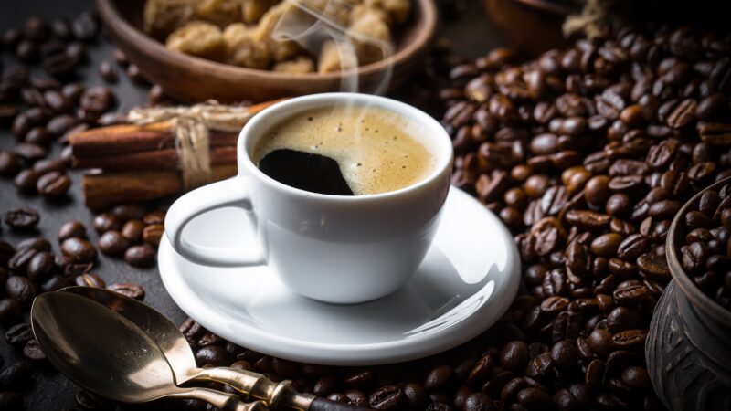 Preço do café sobe 81% ao consumidor em um ano, mas começa a cair no campo