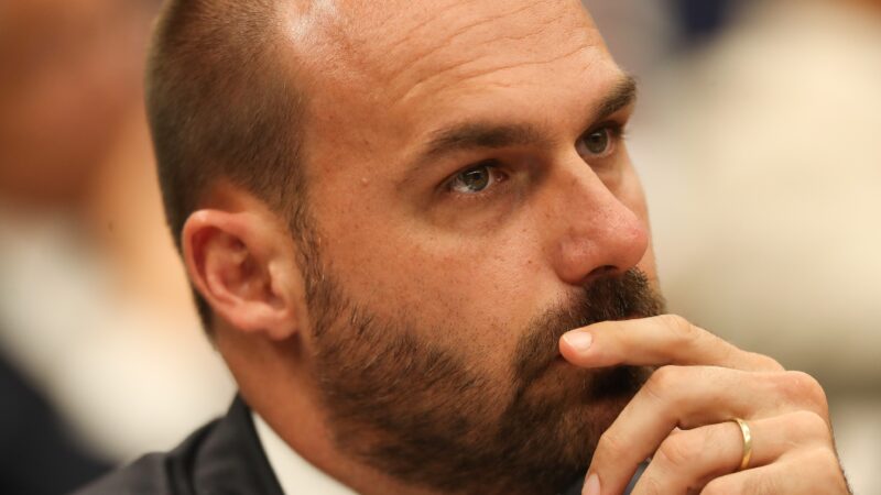 PF não localiza Eduardo Bolsonaro para notificá-lo sobre abertura de inquérito