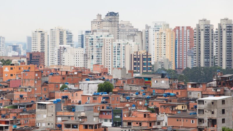 Fortuna do 1% mais rico poderia acabar com a pobreza 22 vezes, aponta estudo