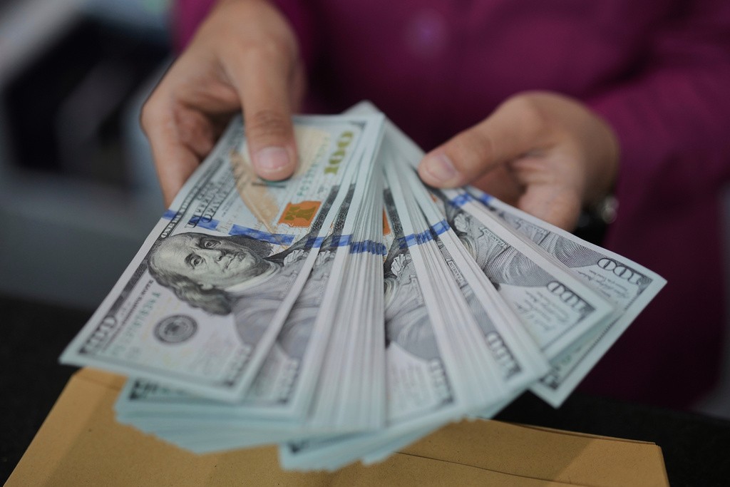 Dólar inicia pregão com foco em inflação dos EUA e medidas de Haddad