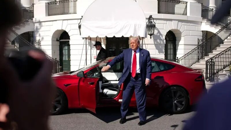 Trump diz que vai ‘se livrar do Tesla’ que comprou