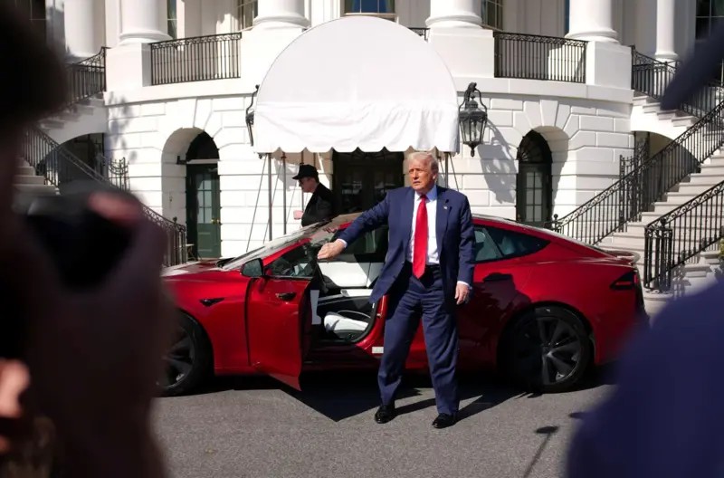 Trump diz que vai ‘se livrar do Tesla’ que comprou