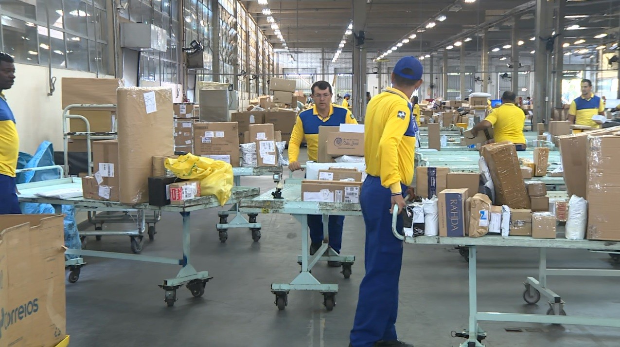 Brasileiros gastaram quase R$ 15 bilhões em encomendas internacionais em 2024, novo recorde
