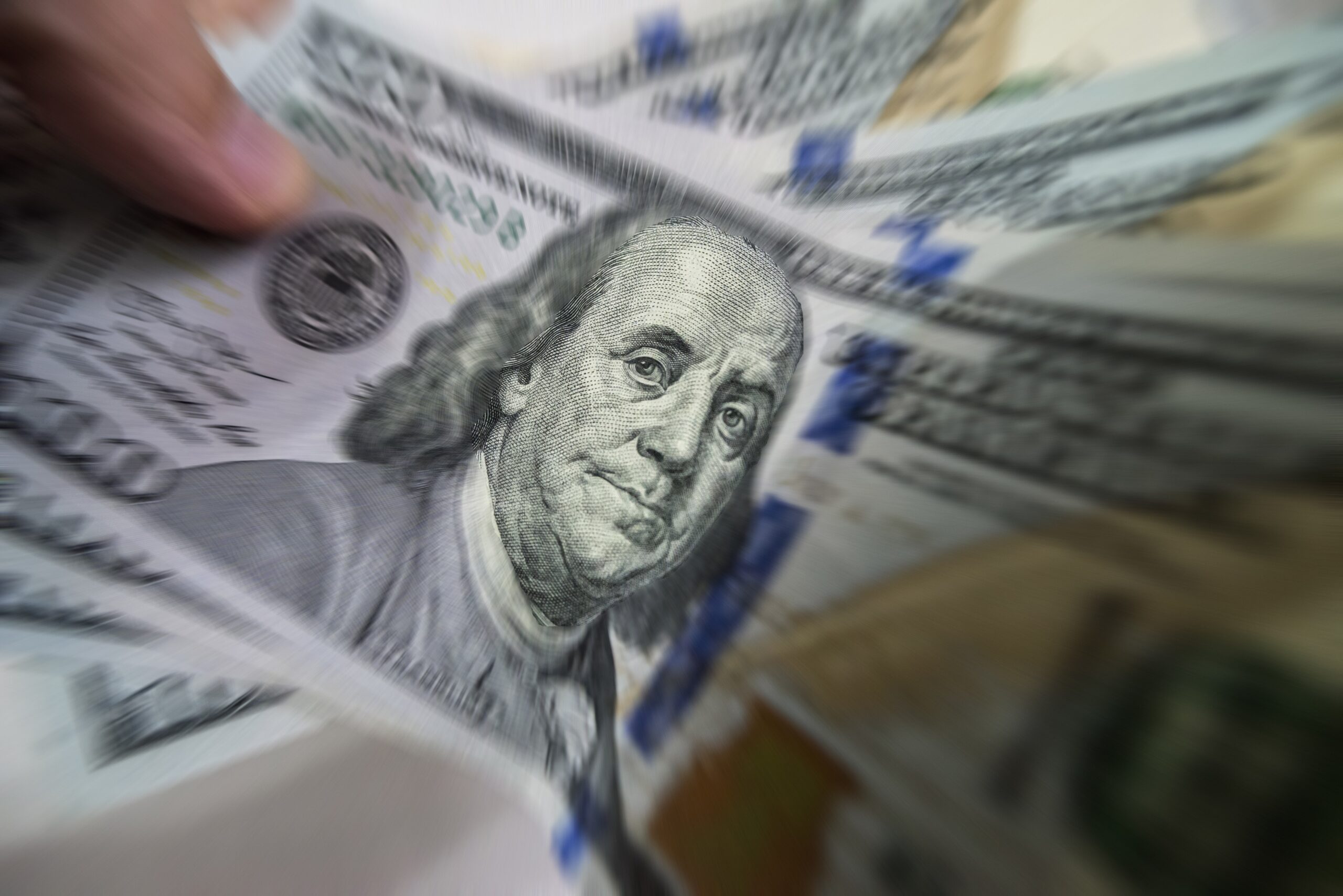 Dólar abre em alta, após ataques de Israel ao Irã