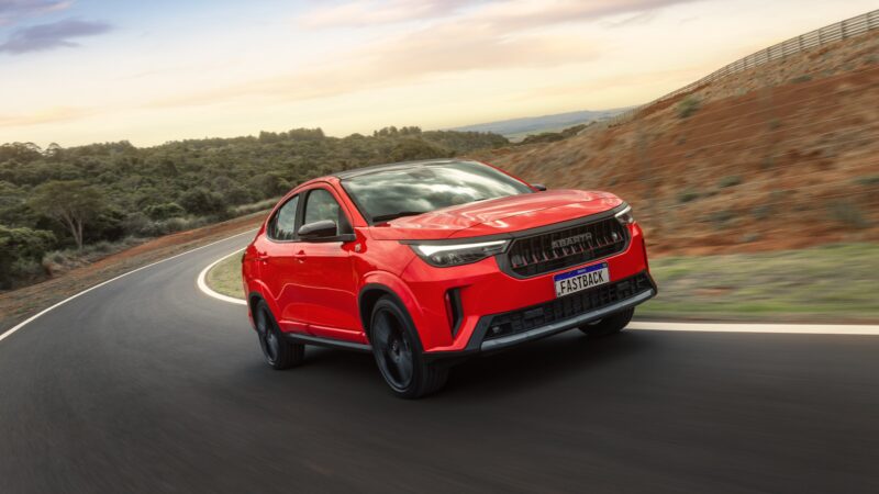 VÍDEO: Novo Fiat Fastback 2026 continua o mesmo — para o bem e para o mal; veja o teste