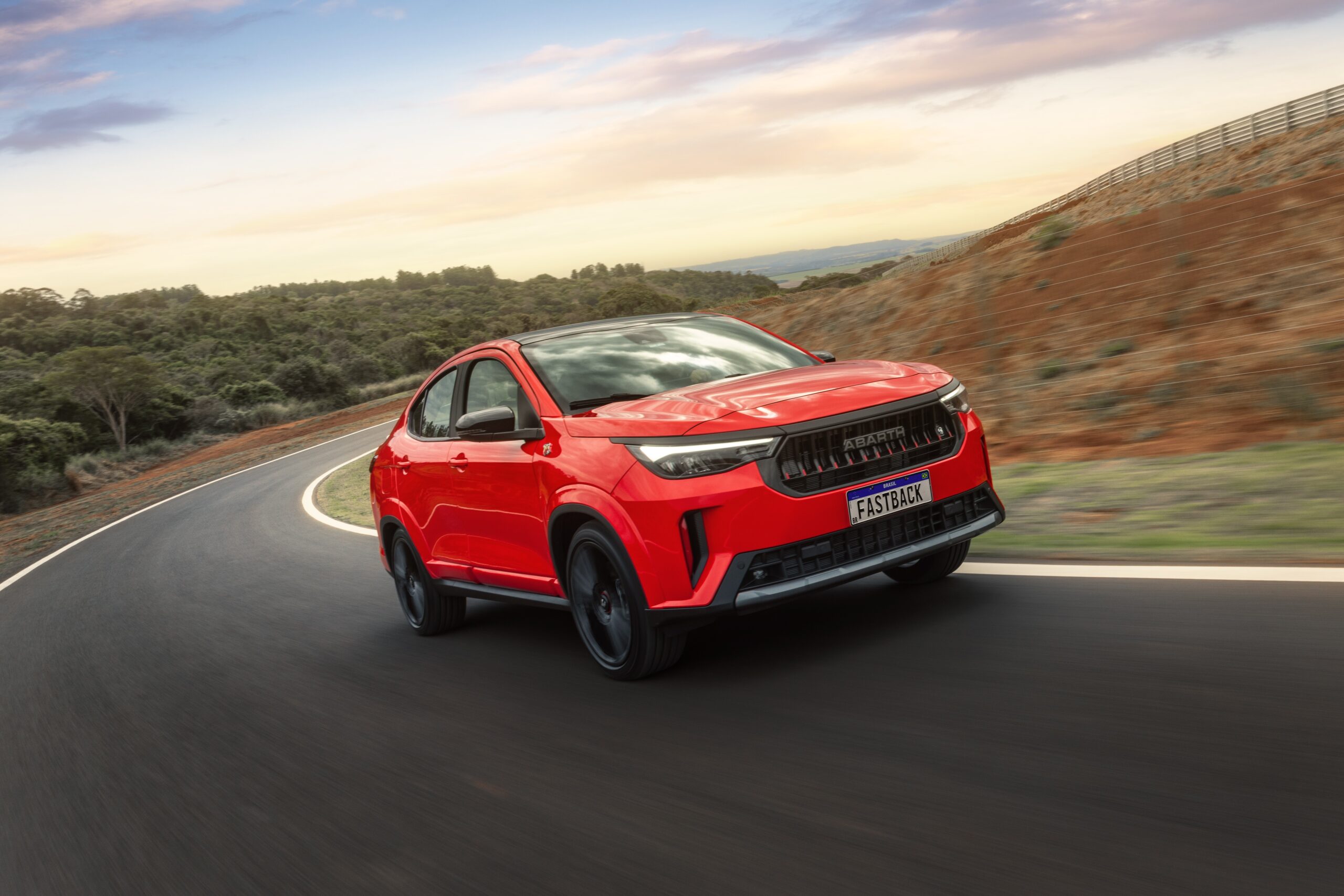VÍDEO: Novo Fiat Fastback 2026 continua o mesmo — para o bem e para o mal; veja o teste