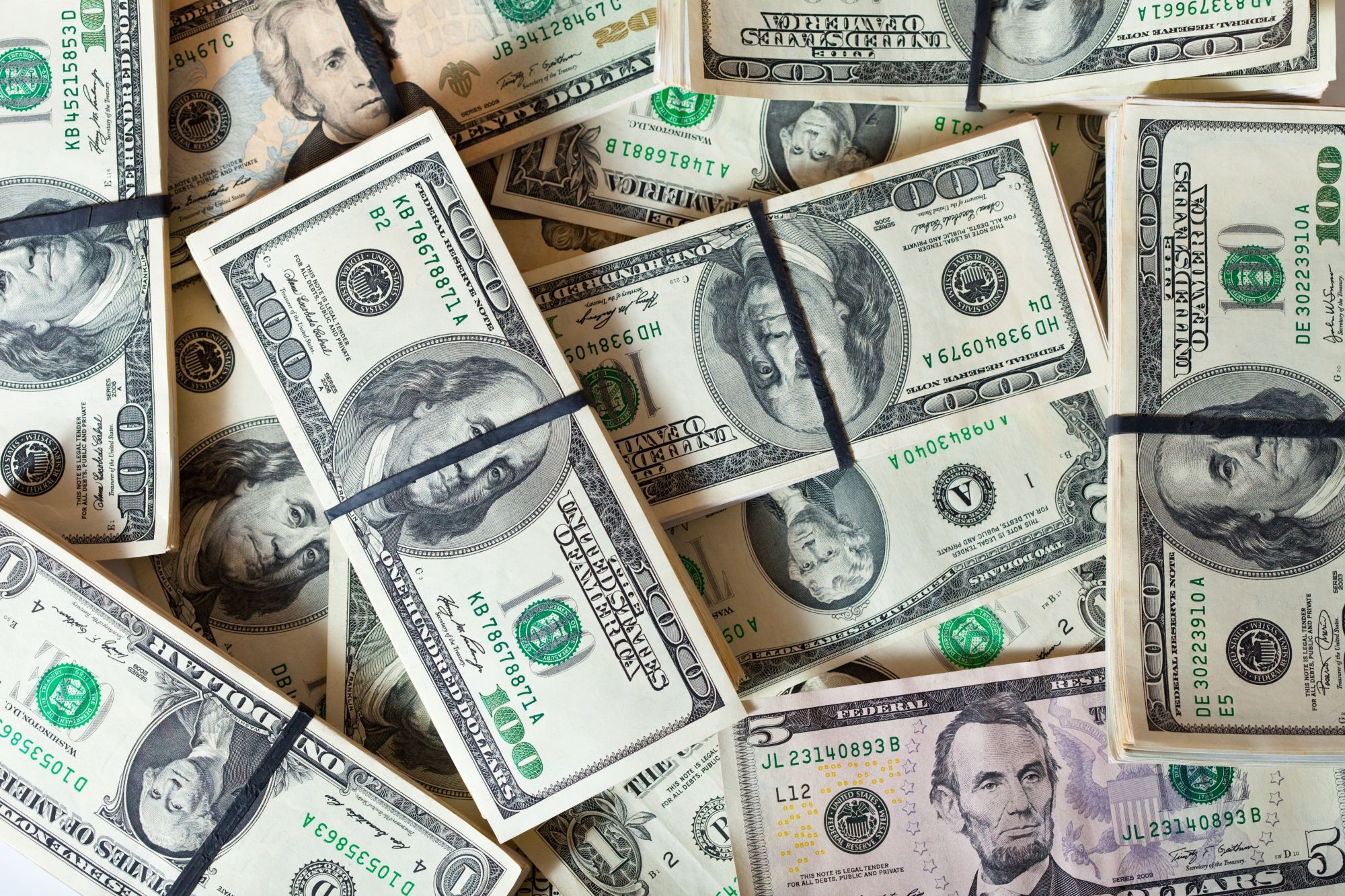 Dólar abre em queda, ainda de olho nas contas públicas do Brasil e em dia de decisão de juros na Europa