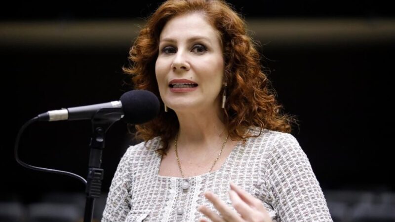 Carla Zambelli chegou à Itália antes de ser incluída na lista da Interpol, dizem fontes