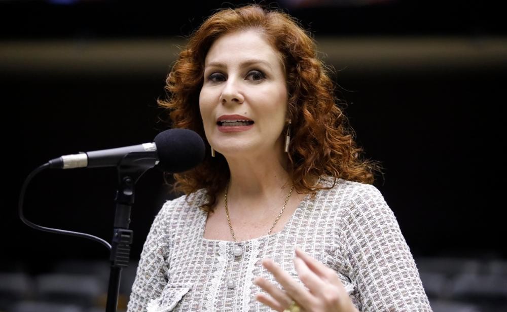 Carla Zambelli chegou à Itália antes de ser incluída na lista da Interpol, dizem fontes