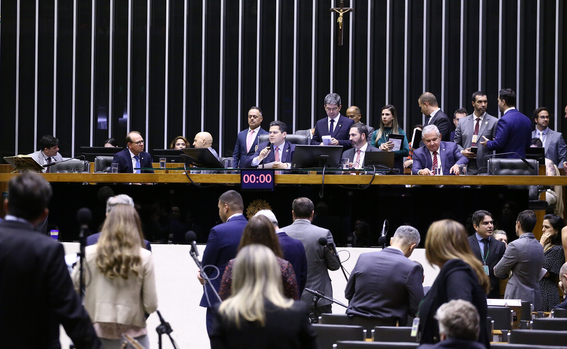 Em meio a críticas do agro por pacote do IOF, Congresso derruba veto e afasta cobrança de IVA sobre fundos de investimento