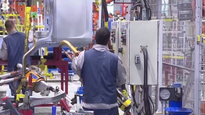 Emprego industrial tem 1ª queda em 18 meses; uso do parque fabril também recua e setor vê desaceleração da atividade