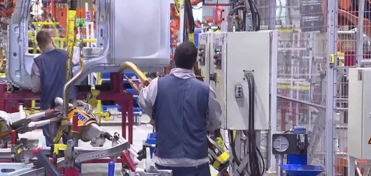 Emprego industrial tem 1ª queda em 18 meses; uso do parque fabril também recua e setor vê desaceleração da atividade