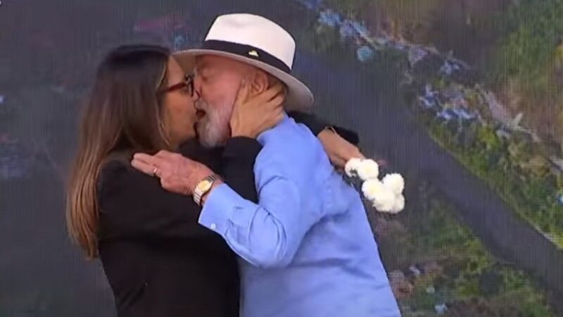 No Dia dos Namorados, Lula dá flores e beija Janja durante evento em Minas Gerais