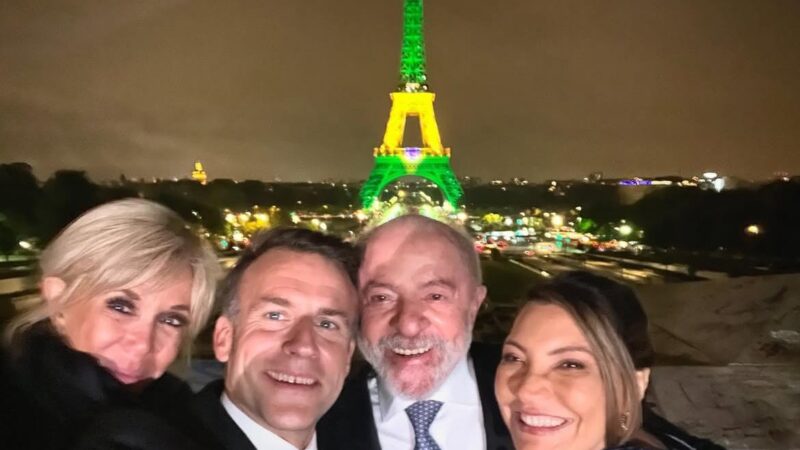 Macron posta selfie com Lula, Janja e Brigitte com Torre Eiffel ao fundo