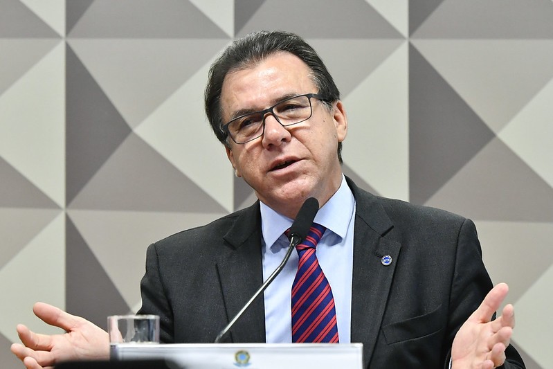 Regra que restringe trabalho aos feriados deve ser adiada até haver consenso, diz ministro