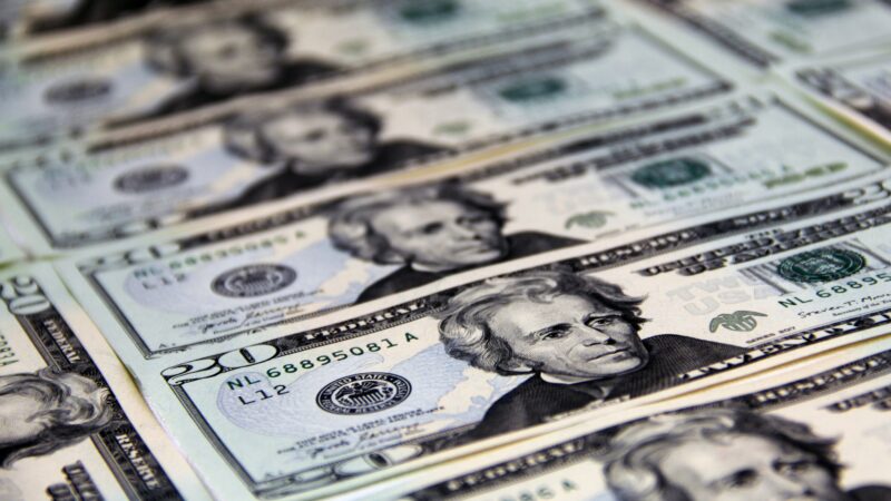 Dólar abre em queda nesta terça, com foco em acusações de violação do cessar-fogo entre Israel e Irã