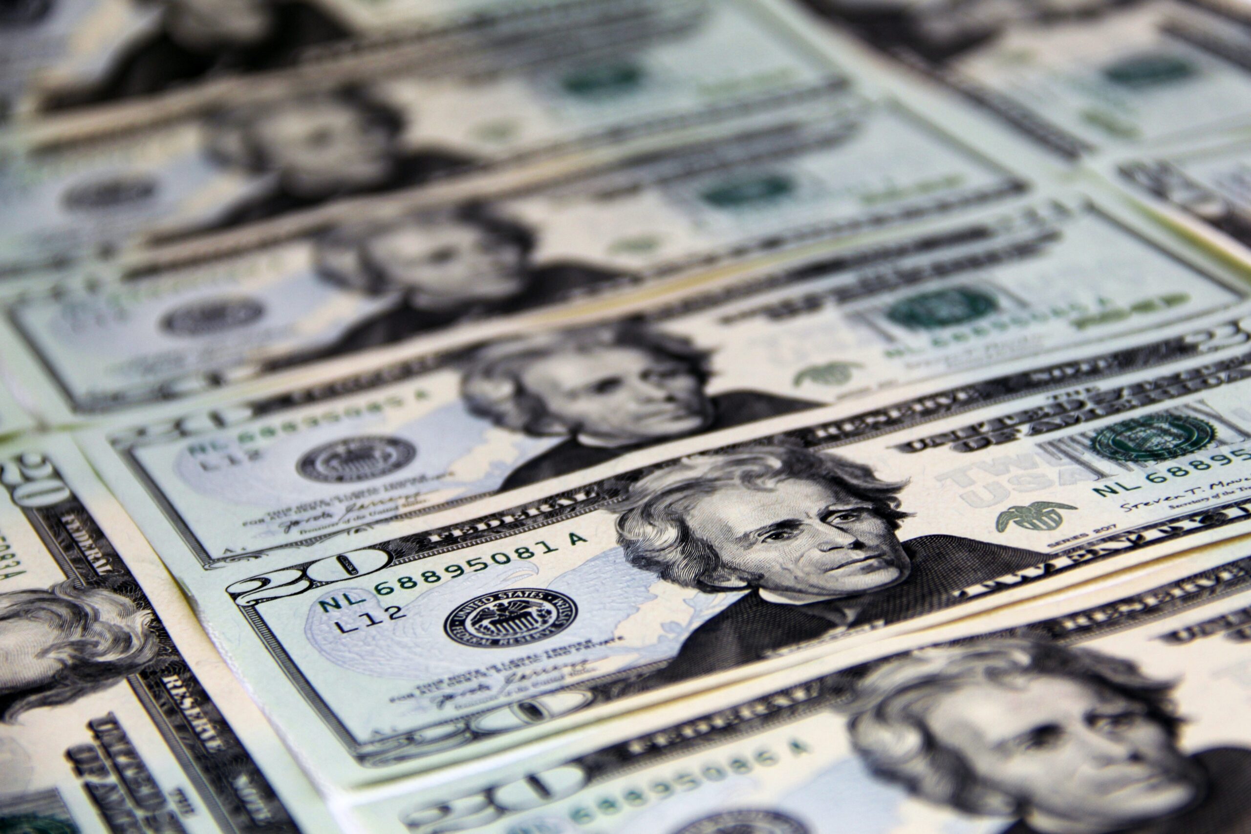 Dólar abre em queda nesta terça, com foco em acusações de violação do cessar-fogo entre Israel e Irã