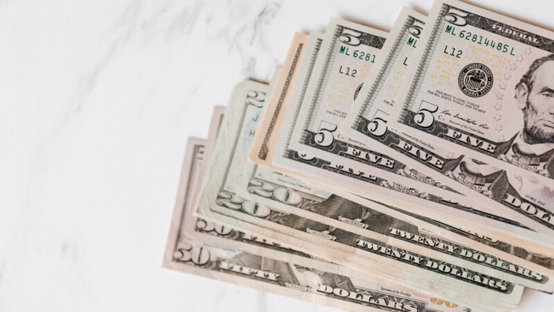 Dólar opera em queda, em dia de ‘Superquarta’ e após Trump subir tom contra o Irã