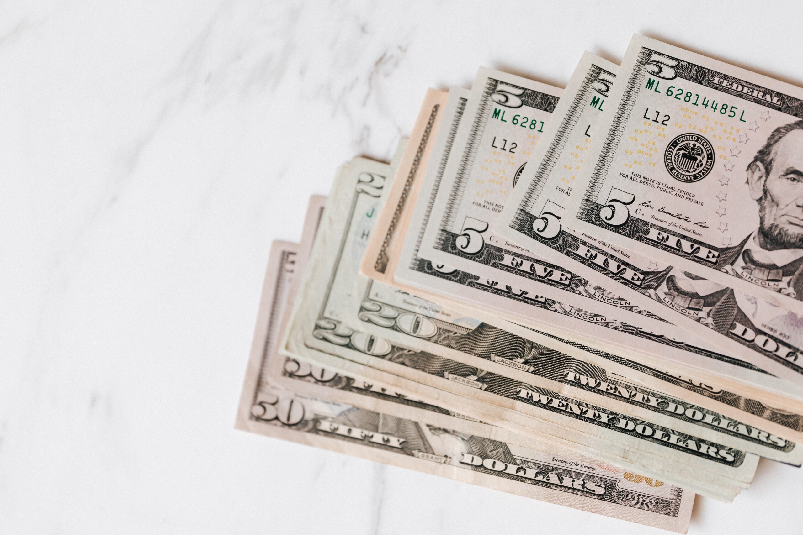 Dólar opera em queda, em dia de ‘Superquarta’ e após Trump subir tom contra o Irã
