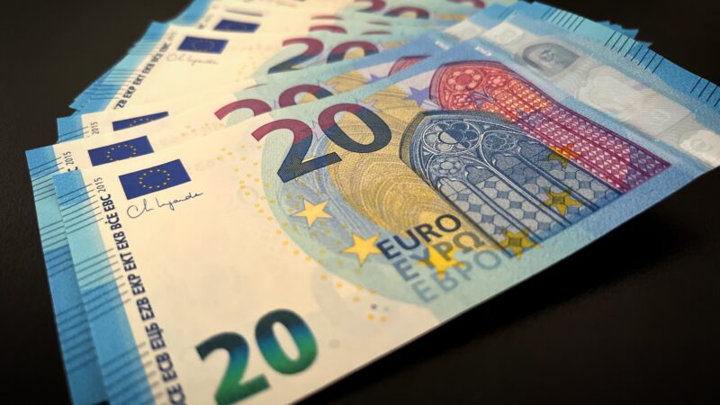Ministros das Finanças da UE apoiam adoção do euro pela Bulgária a partir de 2026